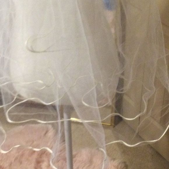 David’s bridal 4 layer white wedding veil. Like new 2 combs to keep it secure. - Picture 4 of 9